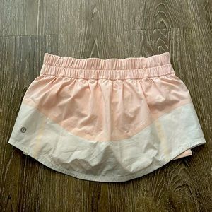 Lululemon Tennis Skirt - Size 6 - Light pink and white